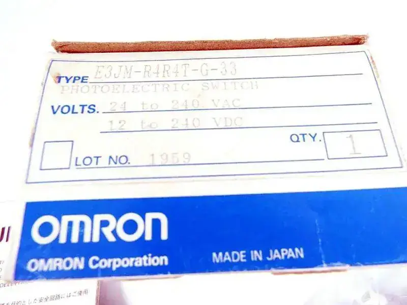 Capteur OMRON E3JM-R4R4T-G-33