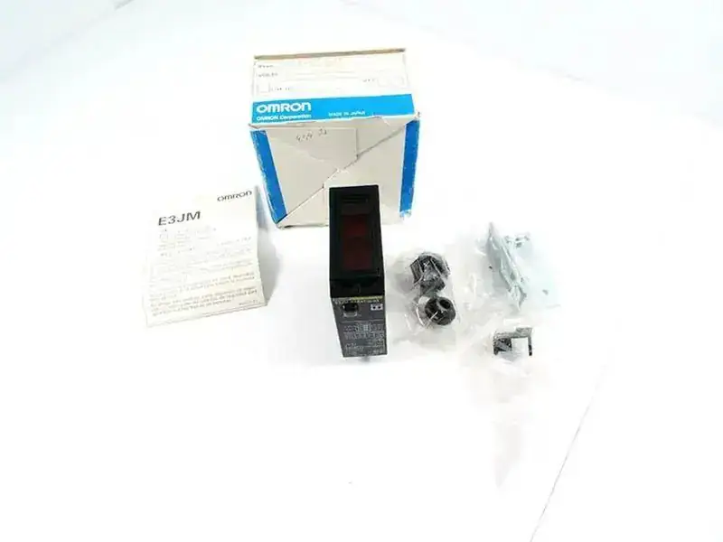 Capteur OMRON E3JM-R4R4T-G-33
