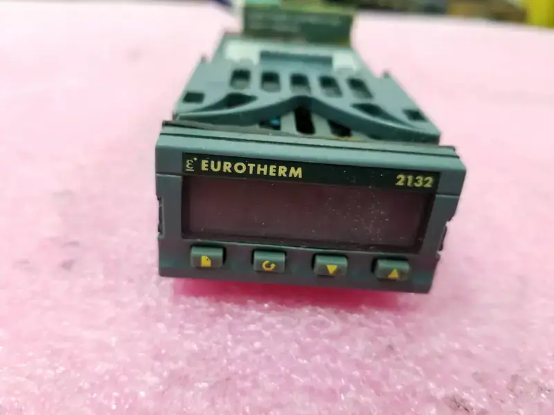 EUROTHERM 2132/CC/VH/ENG Régulateur de thermostat