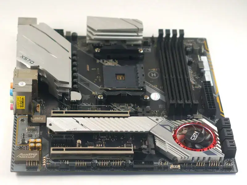 Scheda madre colorata X570M GAMING PRO