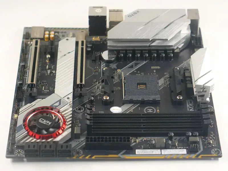 Scheda madre colorata X570M GAMING PRO