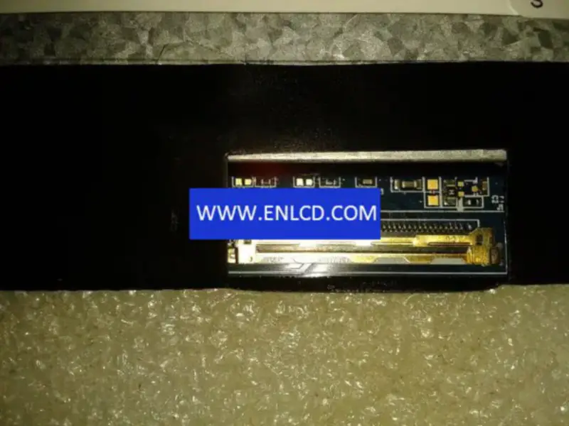 Remplacement du panneau LCD M133NWN1 R0 IVO
