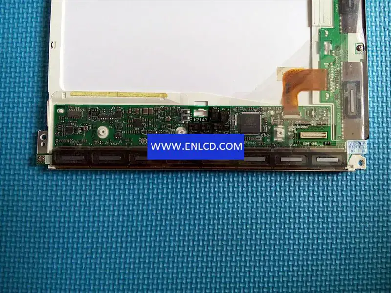 Remplacement du panneau LCD LQ10D131 SHARP