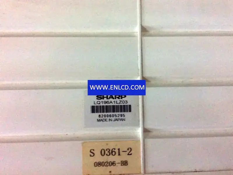Remplacement du panneau LCD SHARP LQ196A1LZ03