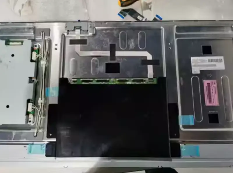 Panasonic VVX31P163H01 Remplacement du panneau LCD